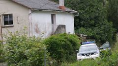 La Guardia Civil, esta ma�ana, ante la casa okupada. 