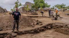 Mario Pereiro, director de la excavaci�n, junto a una de las zonas que est� permitiendo reconstruir la organizaci�n de la fortaleza altomedieval