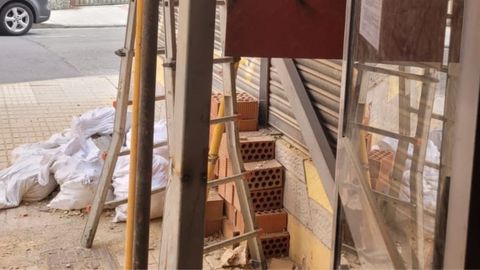 Material abandonado en el exterior del edificio