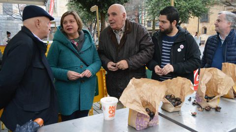 Ana Taboada y Rub�n Ros�n comparte el �amag�estu� con los responsables de la Sociedad Protectora de la Balesquida 