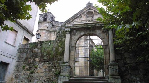 La verja y la puerta de la iglesia fueron forzadas por los ourensanos