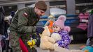 Algunos han bautizado este flujo de refugiados como el éxodo de los peluques porque todos los niños reciben uno al cruzar la frontera polaca