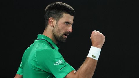 Djokovic celebra un punto durante el partido del Abierto de Australia ante Sinner.