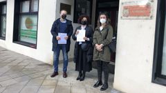 Representantes del PSOE, ante la ludoteca de As Lagoas