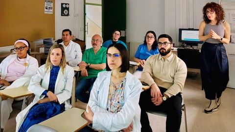 P�rez, de pie, present� el proyecto al personal del centro de salud de O Barco. 