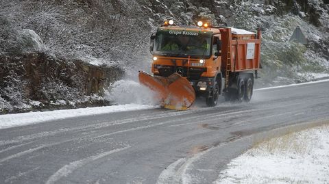 Un veh�culo quitanieves hizo este viernes por la ma�ana pasadas continuas por la carretera de Quiroga a Folgoso do Courel, la LU-561