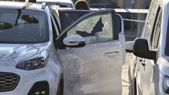 Agentes de la Polic�a Nacional inspeccionan el veh�culo en el que se hall� al hombre muerto junto a una planta de reciclaje de Almer�a
