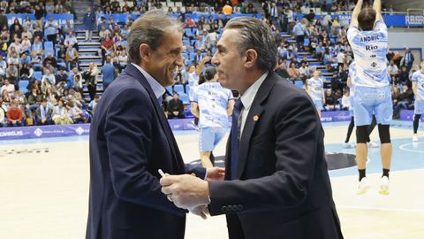 Luis Casimiro y Sergio Scariolo se saludan en los proleg�menos del encuentro.