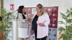 Bea G�mez Presas, galardonada por sus 25 a�os como gestor administrativo, en Ferrol.