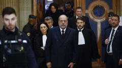 El ministro de Justicia franc�s, �ric Dupond-Moretti, abandona el Tribunal de Justicia de la Rep�blica.