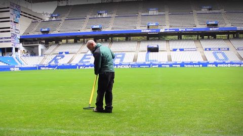 Cency Real Oviedo Carlos Tartiere Horizontal.Cency  trabaja para dejar el csped en perfectas condiciones