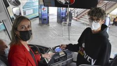 La conselleira Ethel V�zquez, supervisando el funcionamiento de la tarjeta Xente Nova en la estaci�n de Ferrol