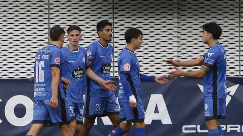 César Moreno, en el centro, tras marcar el gol de la victoria ante el Arenas Club.