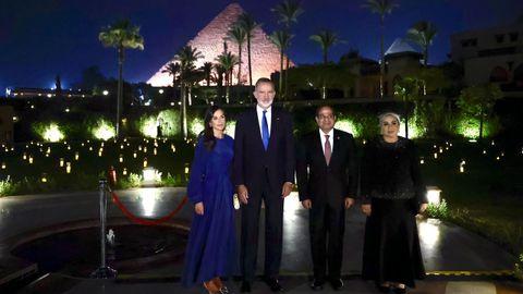 Los reyes y el presidente de Egipto, Abdelfatah Al-Sisi, y la primera dama, Entissar Amer, han contemplado las pirmides de Guiza tras una cena privada
