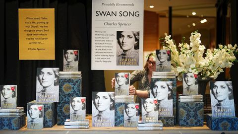 Copias del libro �El canto del cisne: Diana, mi hermana�, escrito por Charles Spencer, en una librer�a en el centro de Londres