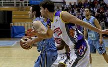Almaz�n, con la posesi�n del bal�n ante el Palencia.