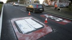 Trabajos de pintado de la nueva se�alizaci�n en la avenida de Esteiro