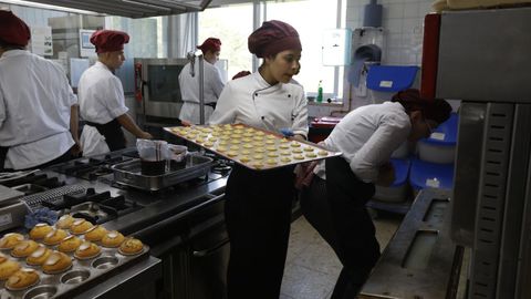 Una alumna de FP en una clase prctica en el IES Vilamarn