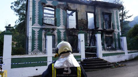 Una persona ha fallecido y un bombero ha resultado afectado por inhalacin de humo en el incendio de una vivienda de dos alturas ubicada en la localidad de Villademar, en el concejo de Cudillero, que qued totalmente calcinada, informa el Servicio de Emergencias del Principado (SEPA)