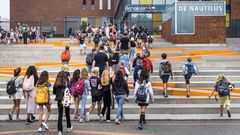 Nios llegando a clase en la apertura del curso este lunes en Amsterdam