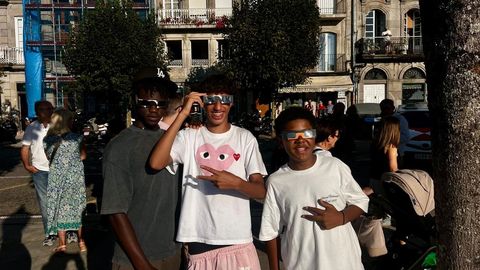 Unos j�venes amigos se pusieron las gafas junto al olivo