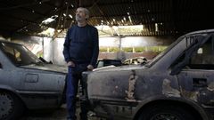 Jos� Mar�a Mediero en la nave calcinada por tres incendios seguidos en Oleiros