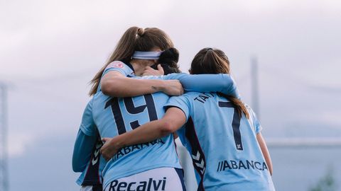 Jugadoras de As Celtas, celebrando un gol en A Madroa.