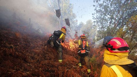 Trabajos de extinci�n antes de que el incendio quedase estabilizado