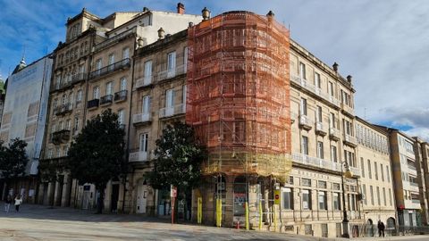 En la avenida de Pontevedra, y en la plaza Bispo Cesáreo que ideó el arquitecto Vázquez-Gulías, hay edificios en reforma y otros históricos que siguen en uso.