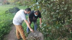 El alcalde de Vilaboa, C�sar Poza, con Xos� Fejoo Bern�rdez, de Vaipolor�o