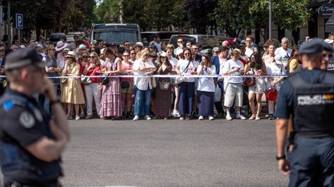 Una multitud de personas han esperado en la calle el paso del papam�vil