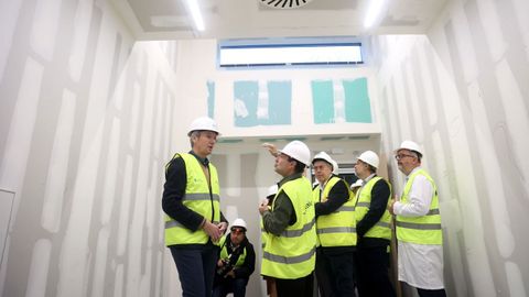 Colocacin del aparato de protonterapia con una grua por el tejado del edificio