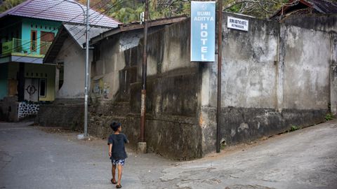 Un niño caminando cerca del hotel de Indonesia en el que se pierde la pista de la turista gallega.