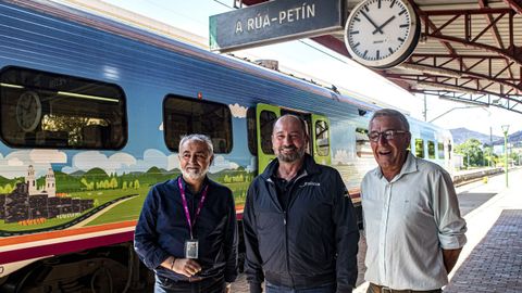 El director de Turismo de Galicia, Xos� Merelles, con el tren tur�stico en la estaci�n de A R�a-Pet�n.
