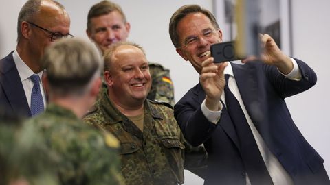 Rutte visit� ayer una base militar en la ciudad alemana de M�nster junto canciller de Alemania, Friedrich Merz