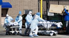 Unos empleados transportan dos cuerpos de personas fallecidas por coronavirus hacia una morgue temporal en el Centro M�dico Wyckoff Heights  en el barrio neoyorquino de Brooklyn