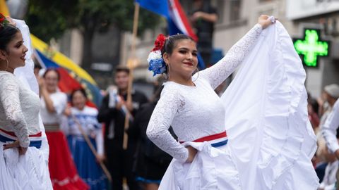 Las calles del centro de Oviedo acogen este jueves el tradicional desfile del día de América en Asturias, en su 72 edición