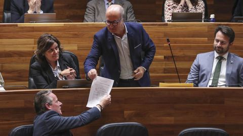 El portavoz parlamentario del PP, Luis Venta(c), entrega un documento al Consejero de Medio Rural y Poltica Agraria, Marcelino Marcos (i)