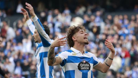 Mario Soriano pide el apoyo de la hinchada durante el partido contra el M&aacute;laga en Abanca Riazor