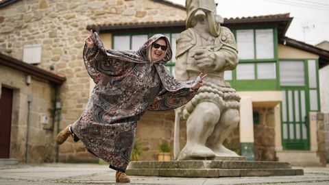 Sabela Souto con un capuch�n heredado de su familia, que viste cada a�o