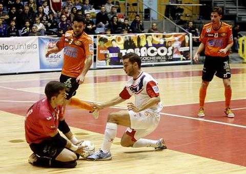 Barroso solo pudo jugar la primera mitad.