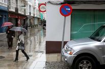 Ejemplo de mal estacionamiento ante la se�alizaci�n de prohibido aparcar en la calle del Carmen.