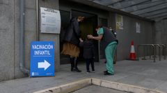 El materno acogi este sbado otra jornada de vacunacin extraordinaria frente a la gripe para los ms pequeos