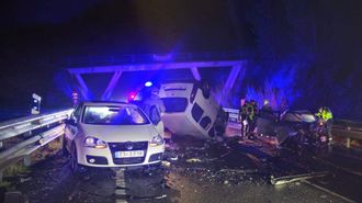 Uno de los coches se incendi� y otro, una furgoneta, qued� volcada sobre la calzada.