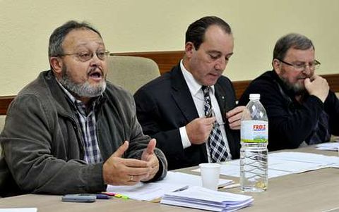 El secretario de Neria, Xan Garc�a, en un momento de su intervenci�n junto al regidor de Camari�as.