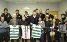 En la presentaci�n de la competici�n no falt� la foto de familia de pol�ticos y deportistas. 