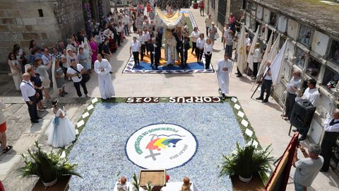 Procesión de Corpus saliendo de la iglesia de Santa Baia de Boiro, alfombras florales