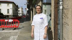 Susana Puentes frente a las vallas que acordonan parte de la manzana en la que tiene su farmacia.