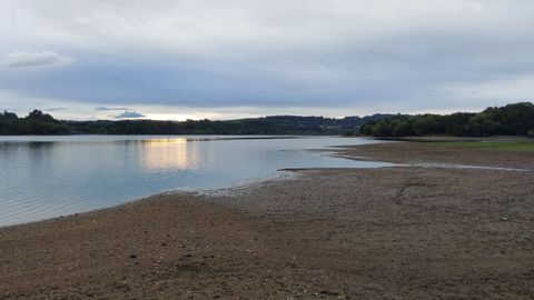 Imagen del embalse de Abegondo-Cecebre, tomada este jueves desde Crendes, al 63 % de su capacidad, once puntos menos que el a�o pasado.
