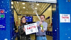 Un quinto de la loter�a de Navidad deja un pellizco en Camelias, Vigo